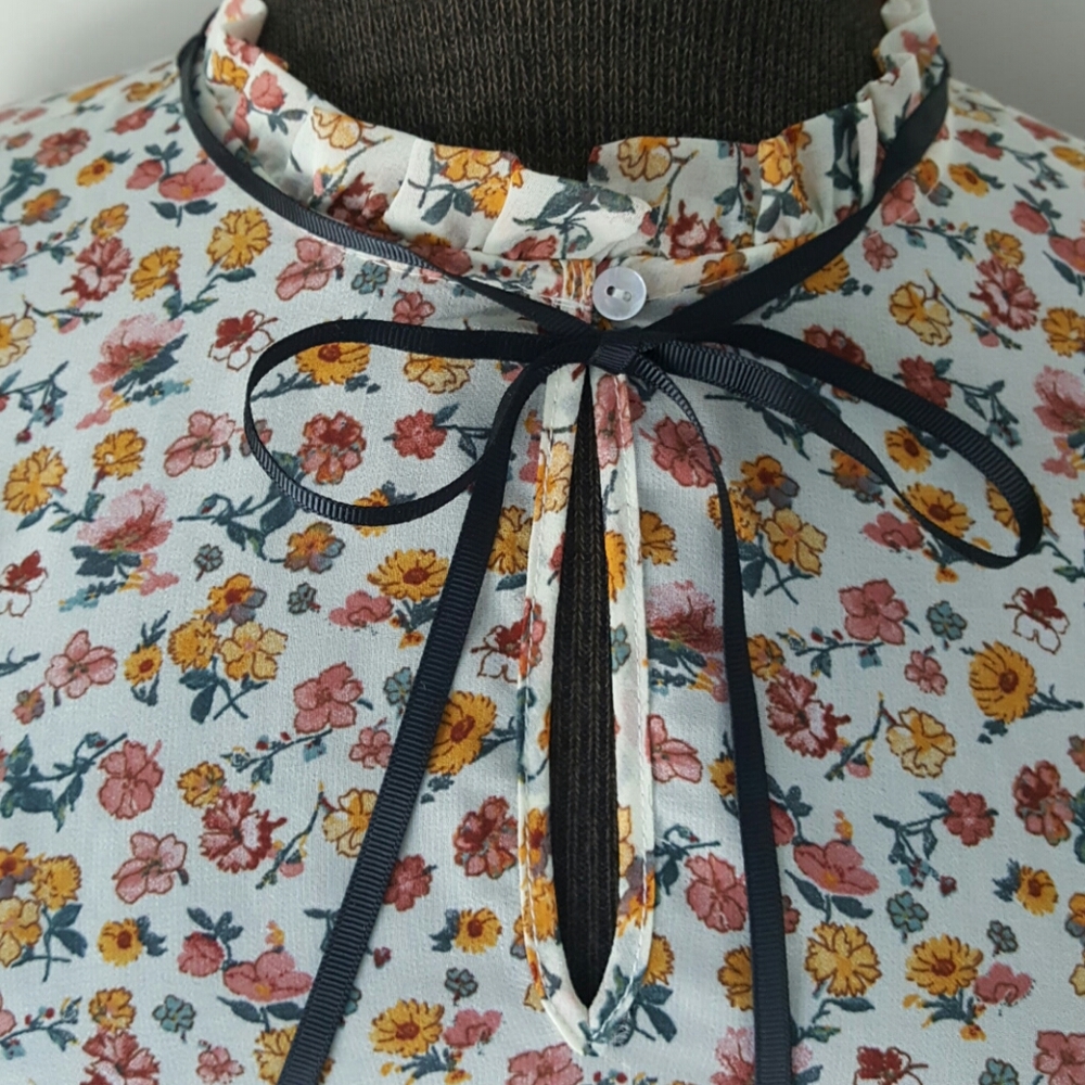 STRADIVARIUS Ruffle Floral Blouse- Large - Picture 4 of 8